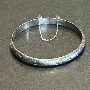 SU Thai Vintage 925 Sterling Silver Etched Bangle Bracelet Hinged Safety Chain